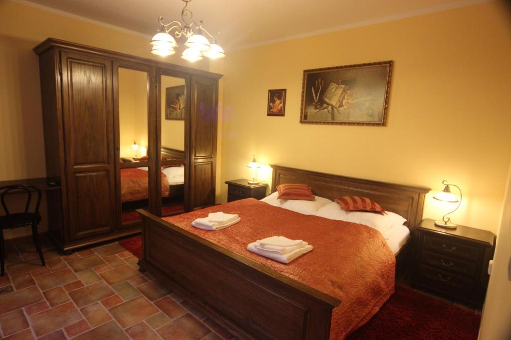 Postel nebo postele na pokoji v ubytování Hotel Pelikán