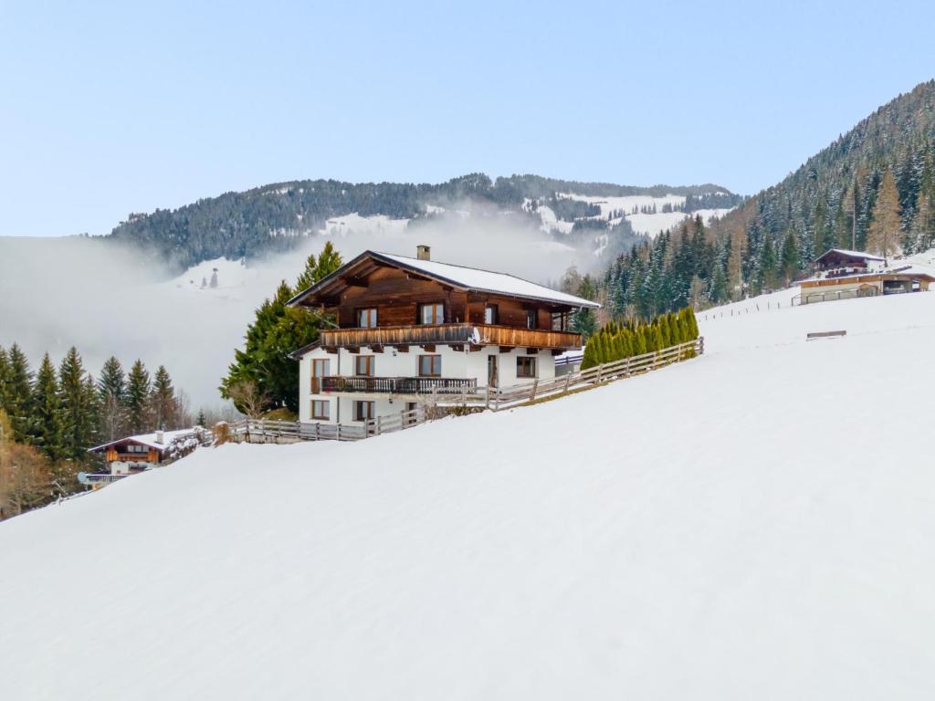 阿爾卑巴赫的住宿－Chalet Mountain View，雪覆盖的山顶上的滑雪小屋