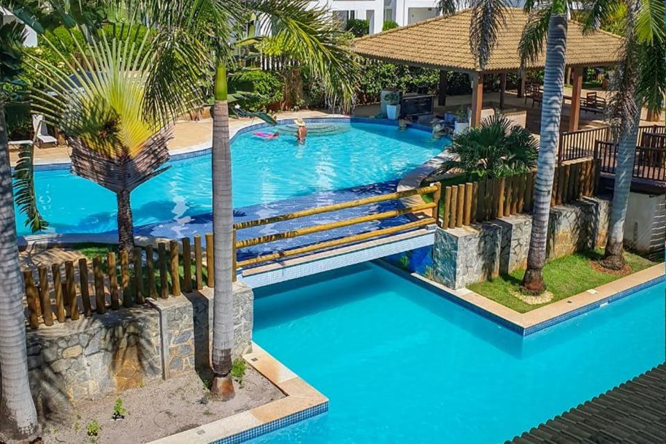 an overhead view of a swimming pool with palm trees at Tree Bies in Subaúma