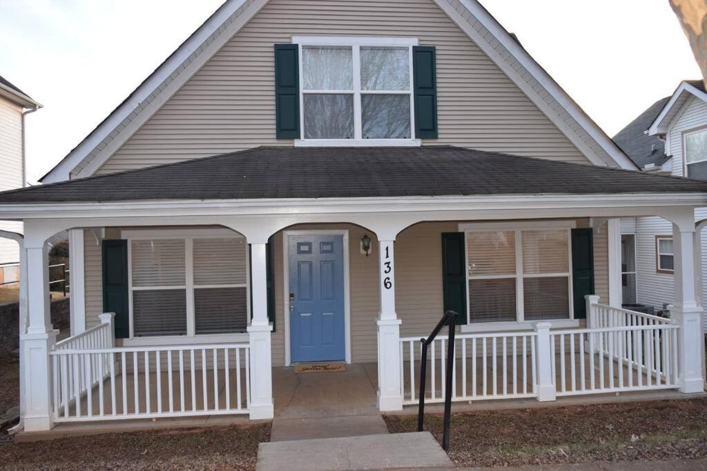 グリーンビルにあるHome In Greenville 4 bedrooms, 4 beds, 2 bathsの青い扉付きの玄関のある家