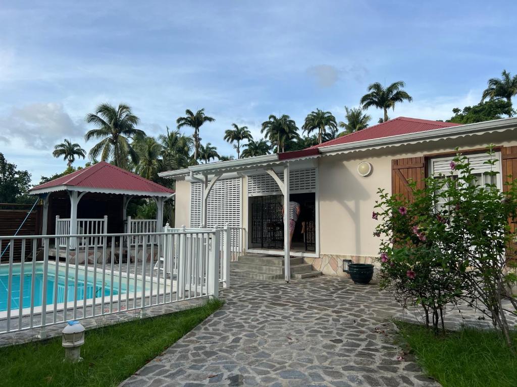 een huis met een zwembad ervoor bij Kaz Raphitou in Bouillante