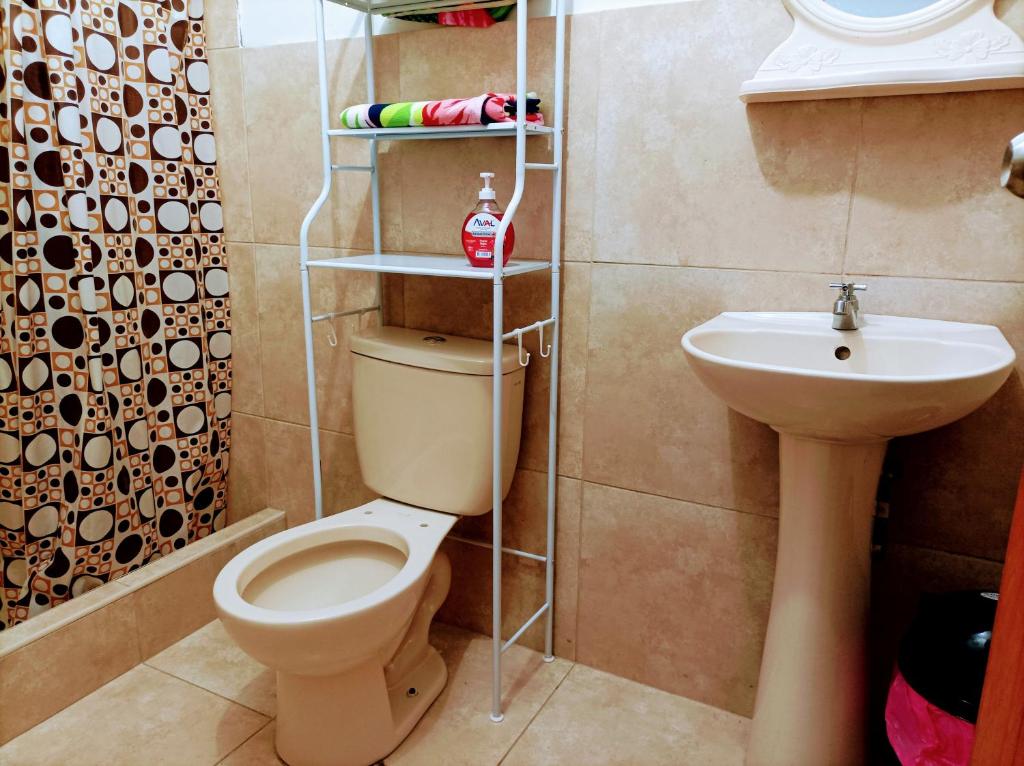 a bathroom with a toilet and a sink at Armonía adapto personas adultas ancianas in Ica