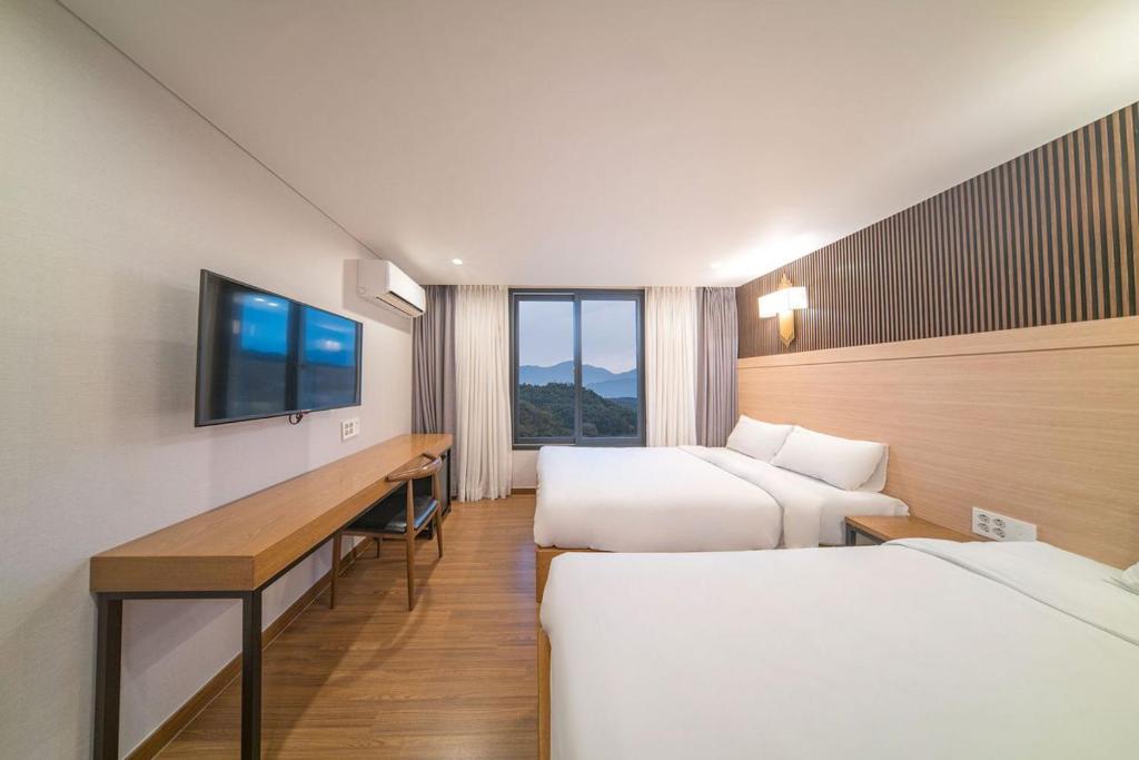 Postel nebo postele na pokoji v ubytování Two Y Hotel