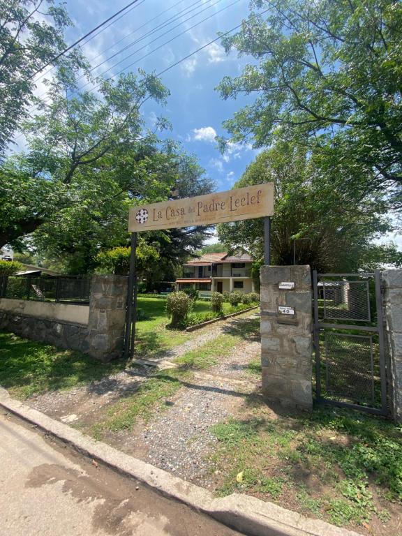 a sign for the entrance to a park at B&B La Casa del Padre Leclef in Valle Hermoso