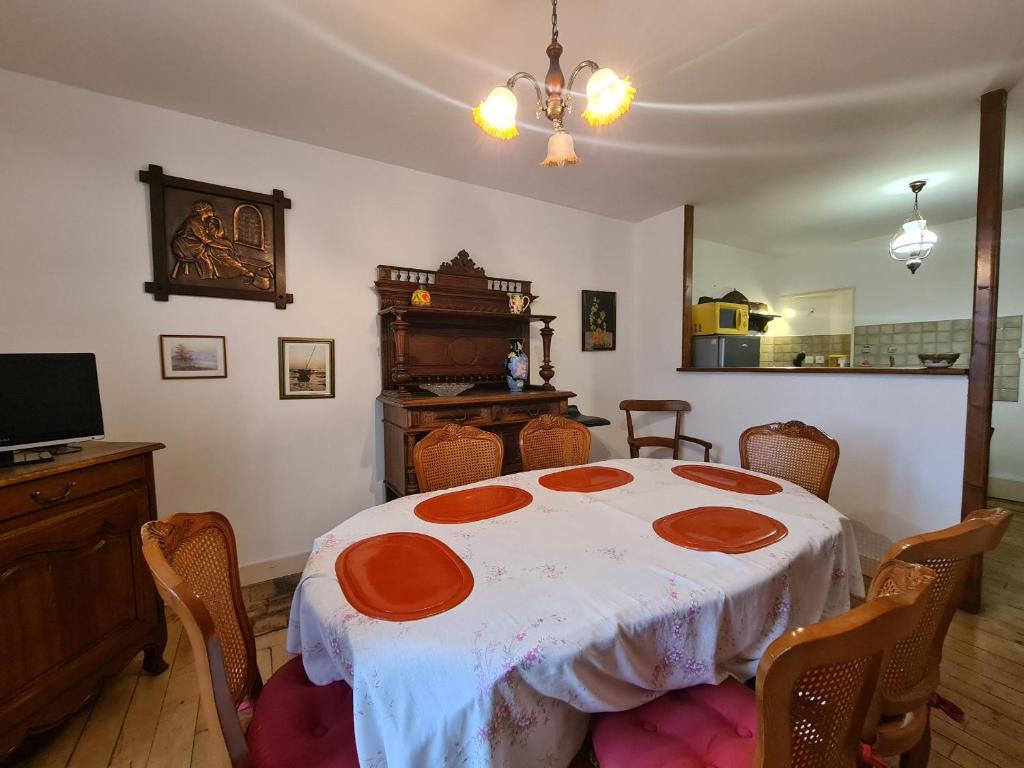 Appartement Confort au Cœur de Saint-Gaultier avec Cour Privative et Accès à Étang - FR-1-591-361 - Housity