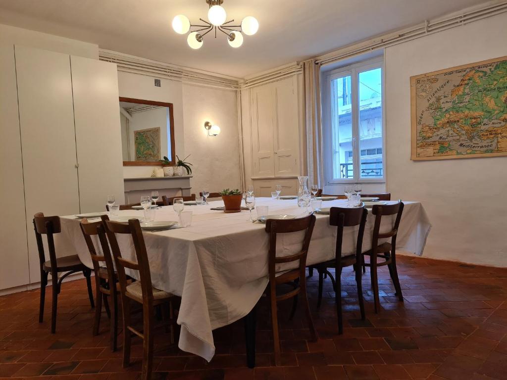 comedor grande con mesa y sillas en Gîte Saint-Marcel, 4 pièces, 7 personnes - FR-1-591-444, en Saint-Marcel