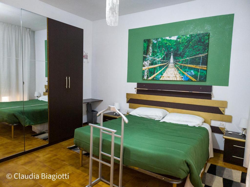 una habitación de hospital con 2 camas y un puente en Bike house 5 "classic", en Seriate