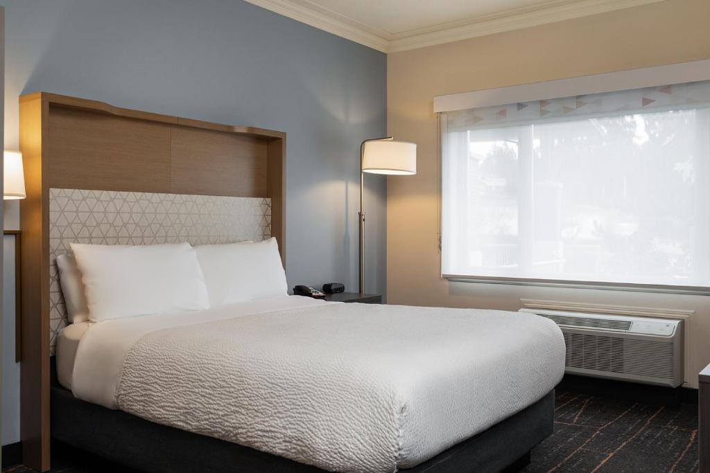 Postel nebo postele na pokoji v ubytování Holiday Inn Victoria - Elk Lake by IHG