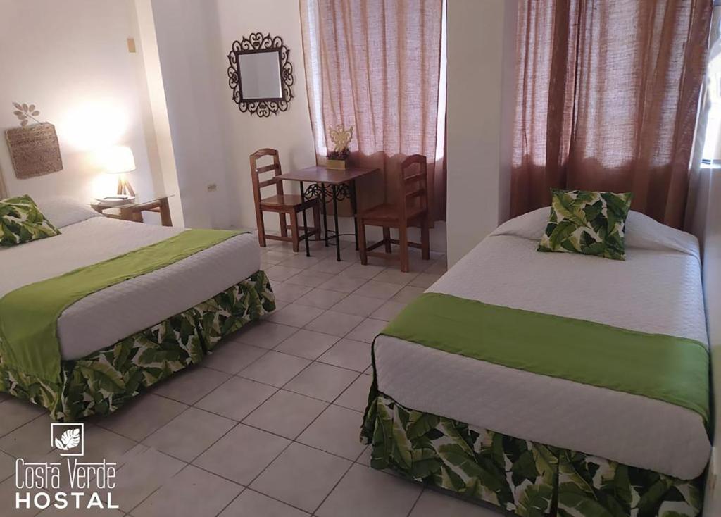 Giường trong phòng chung tại Costa Verde Hostal