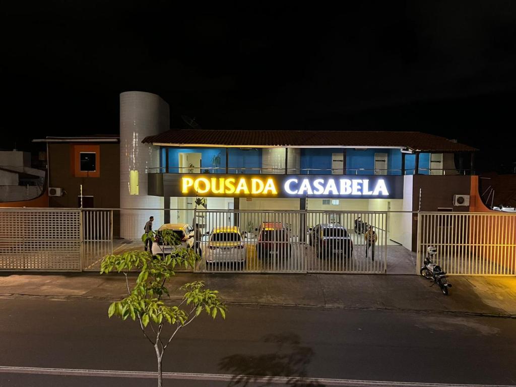ein Gebäude mit einem Schild, das Pusska salsa casa liest in der Unterkunft Pousada Casa Bella in Campina Grande