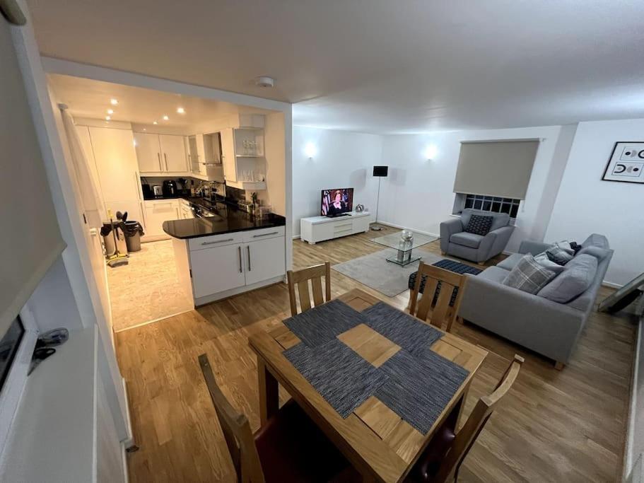 uma sala de estar com uma mesa de jantar e uma cozinha em Entire Apartment - Excel Exhibition Centre O2 Arena London Royal Victoria Canning Town em Londres