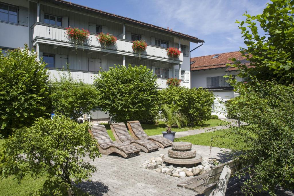 Κήπος έξω από το Wellness Ferienwohnung mit Hallenbad und Sauna