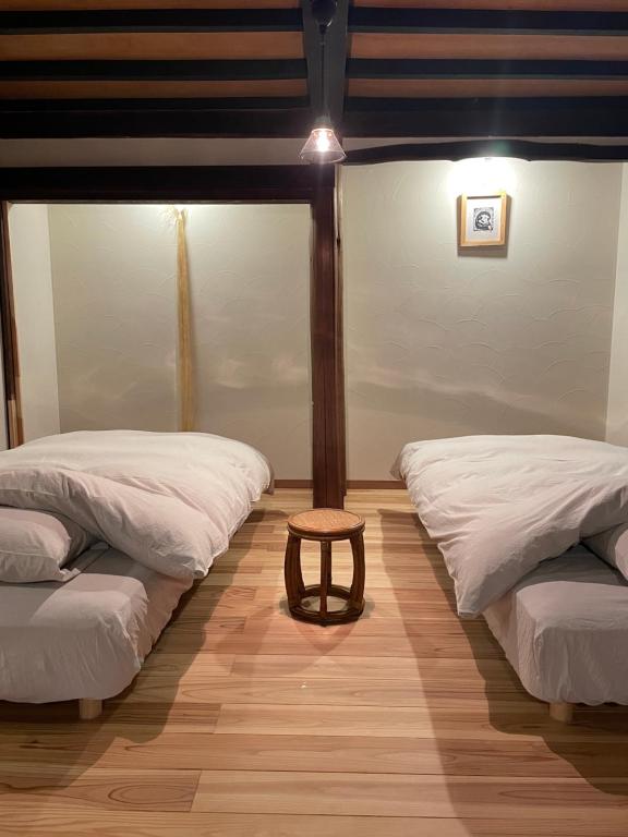 麻の里の宿asanone。岩櫃山に佇む1日1組限定の古民家一棟貸し宿。にあるベッド
