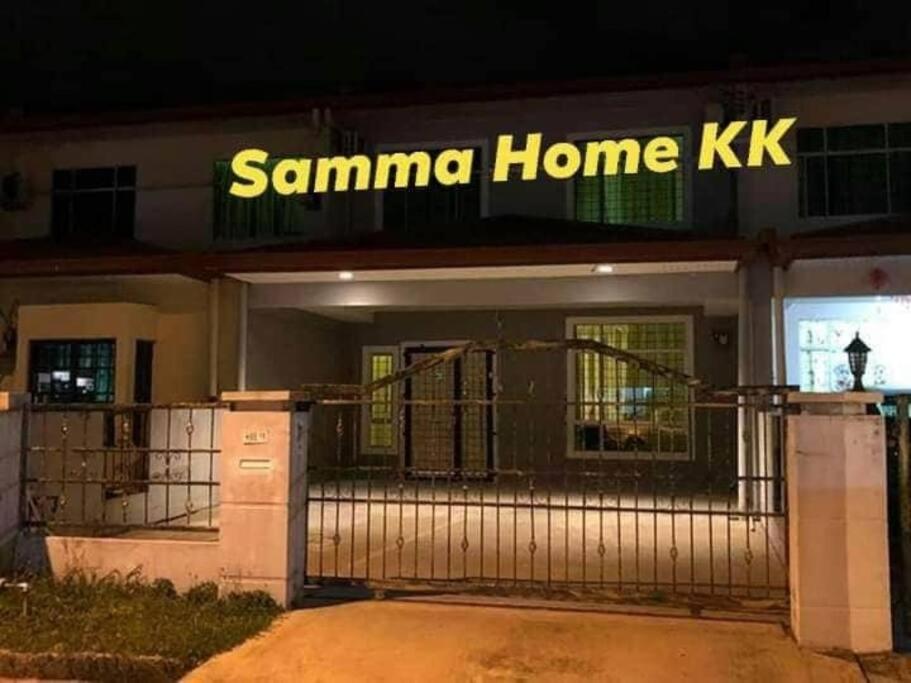 un letrero del kit de casa de Sambma en un edificio por la noche en Samma HomeStay Double Storey Terrace House en Kota Kinabalu