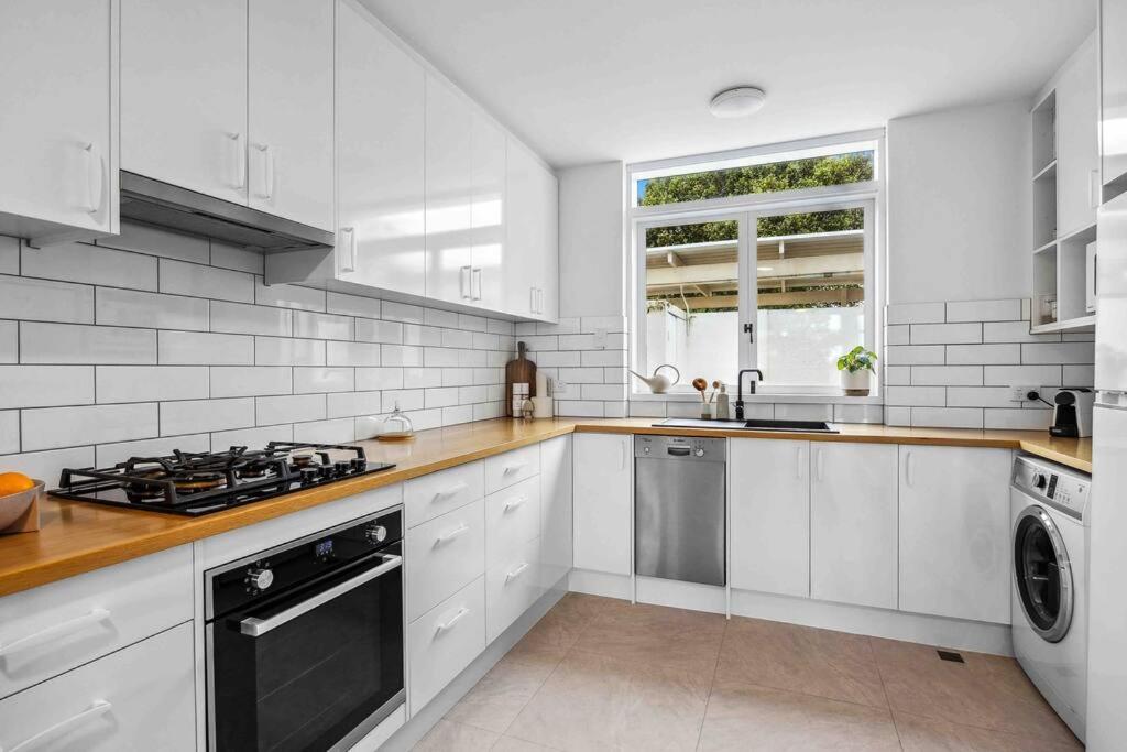 Cucina o angolo cottura di Juniper Designer Beachfront Semaphore