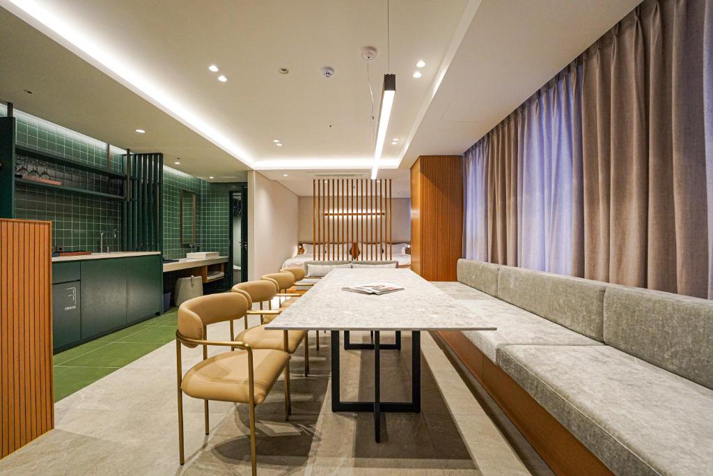 einen Konferenzraum mit einem langen Tisch und Stühlen in der Unterkunft Hotel Ground27 in Busan
