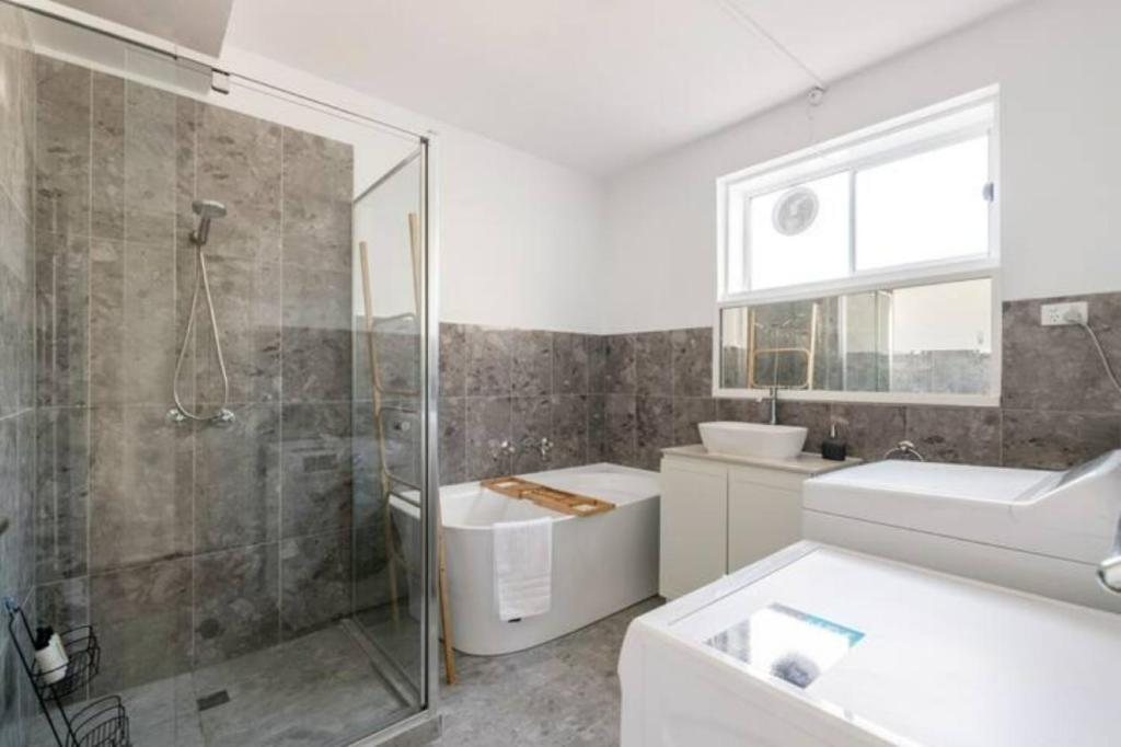 Salle de bains dans l'établissement Unwind in style only 7km from CBD