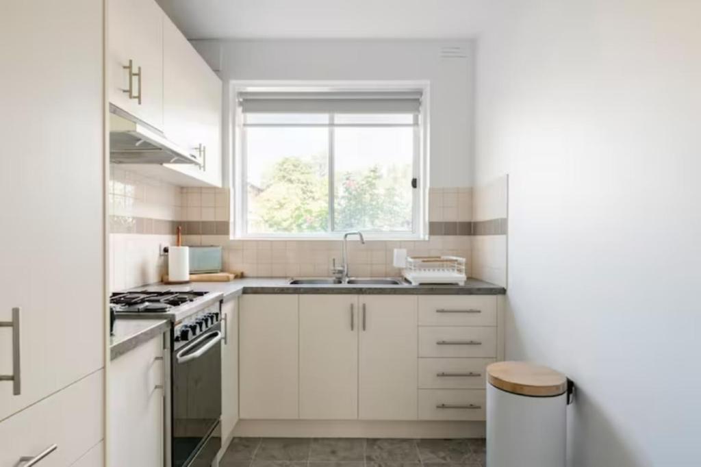 Cuisine ou kitchenette dans l'établissement Unwind in style only 7km from CBD