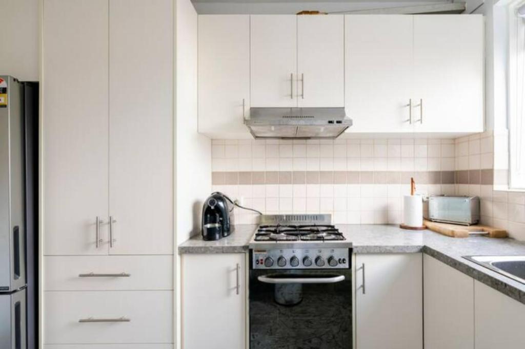 Cuisine ou kitchenette dans l'établissement Unwind in style only 7km from CBD