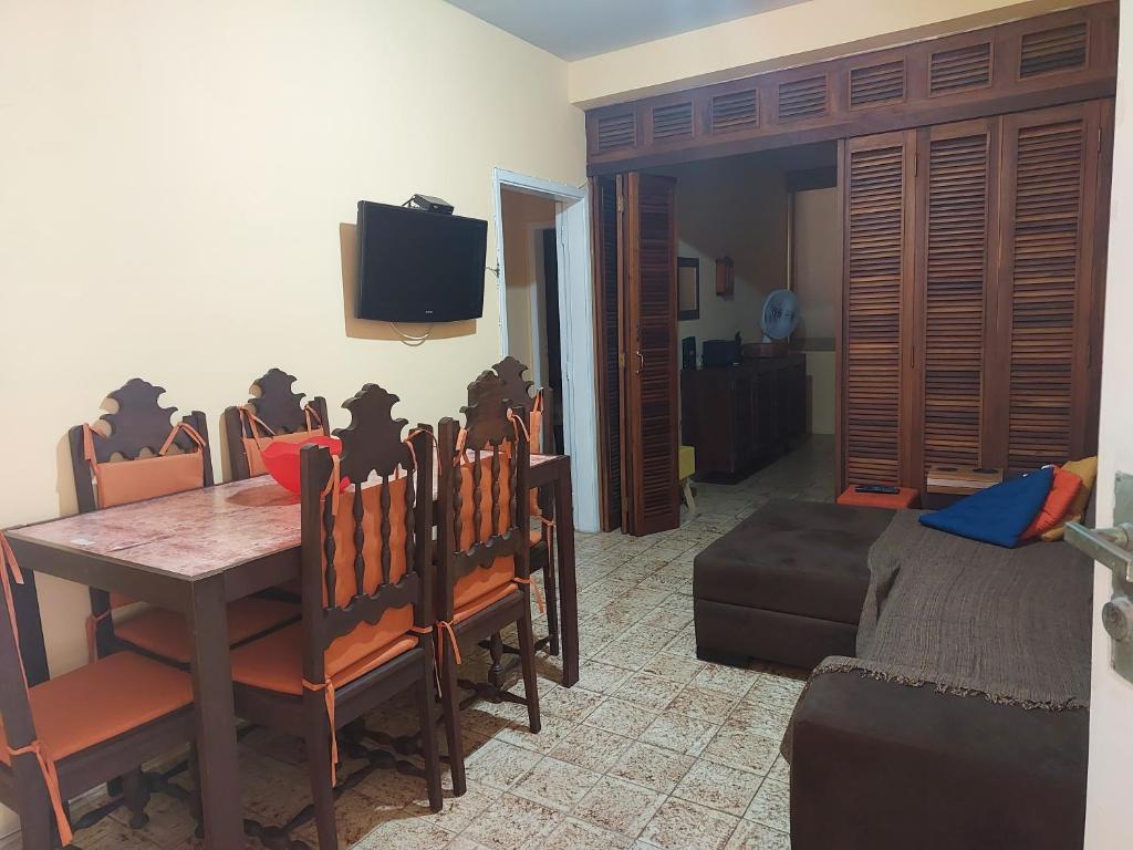 - un salon avec une table à manger et un canapé dans l'établissement Apto em Pitangueiras no Guarujá para temporada, à Guarujá