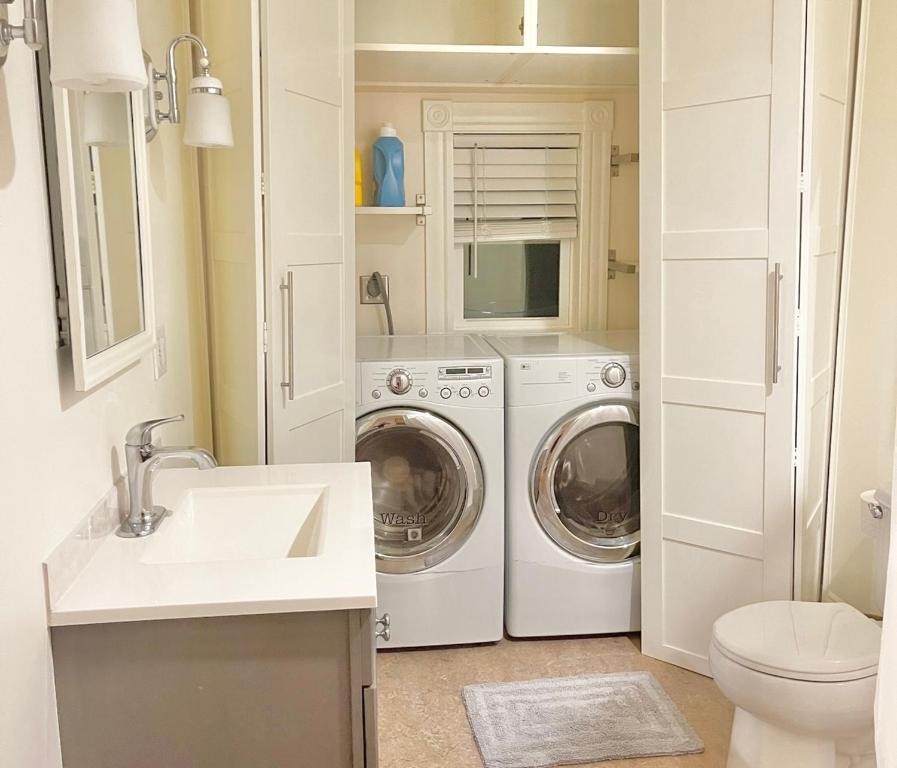 baño con 2 lavadoras y lavamanos en 5STAR Close2BOSTON Private Stylish HOME +W/D+Wi-Fi, en Marlborough