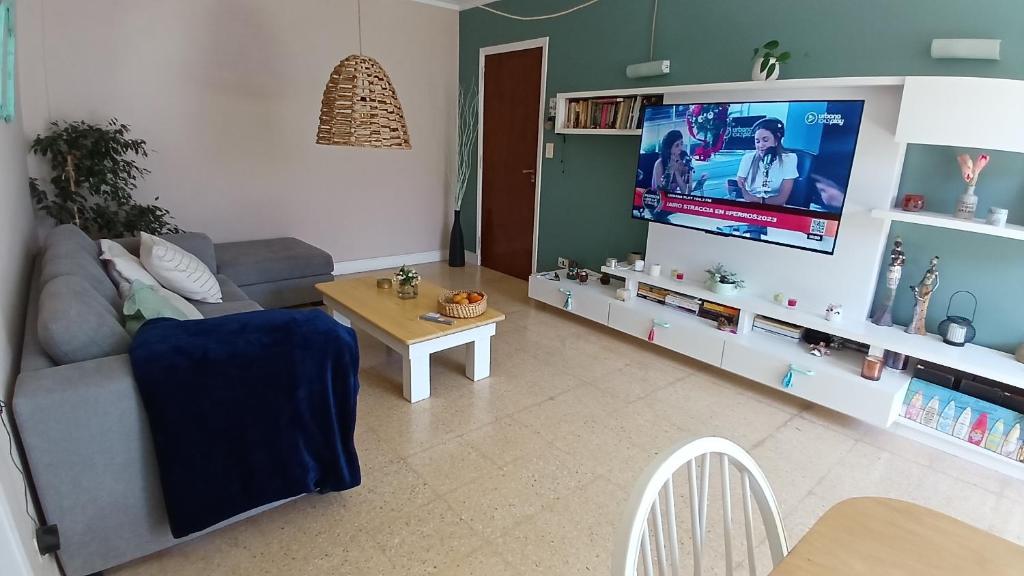 sala de estar con sofá y TV en Amplio y luminoso ph en zona guemes, acceso por escalera en Mar del Plata