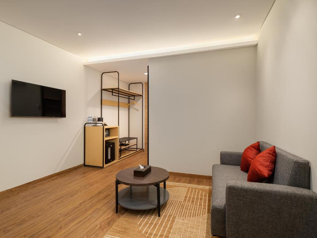 TV a/nebo společenská místnost v ubytování Luminor Hotel Padjadjaran Bogor by WH