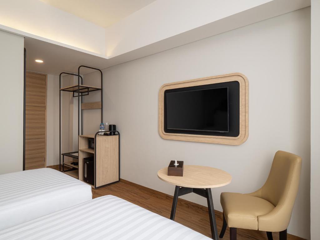 Postel nebo postele na pokoji v ubytování Luminor Hotel Padjadjaran Bogor by WH