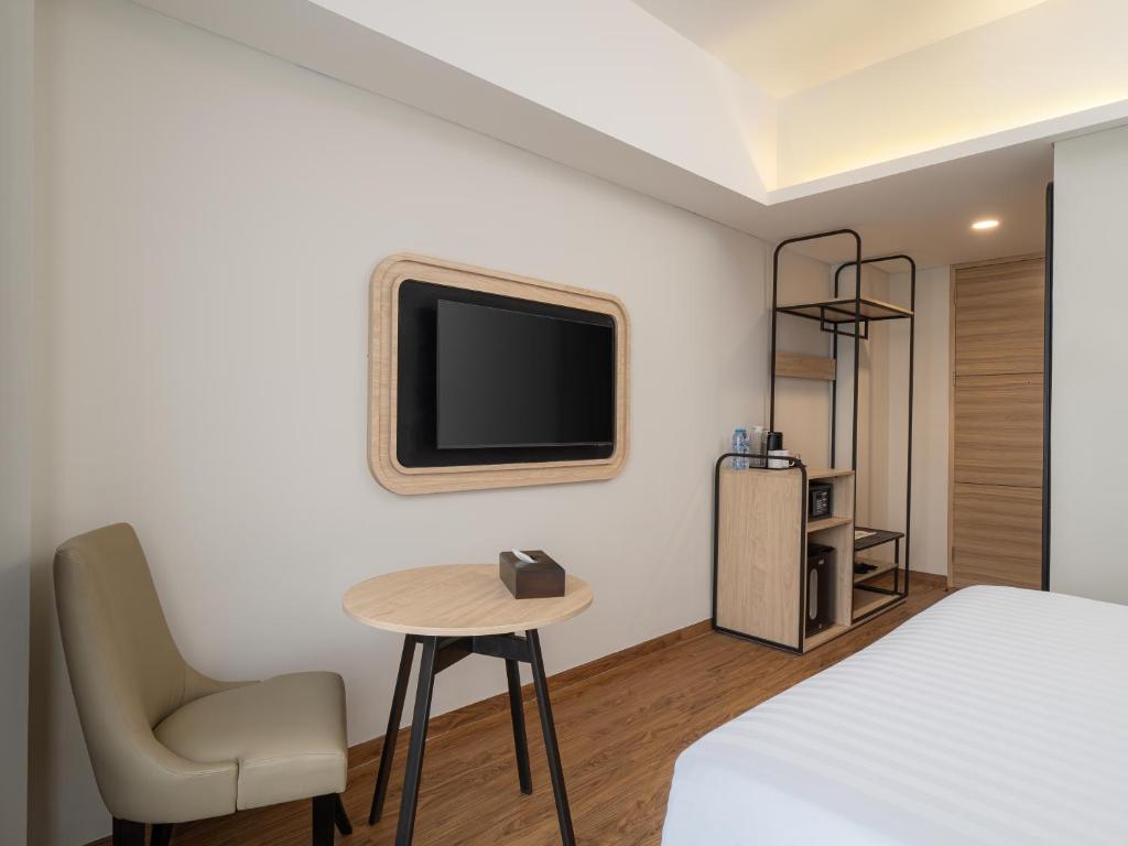 TV a/nebo společenská místnost v ubytování Luminor Hotel Padjadjaran Bogor by WH