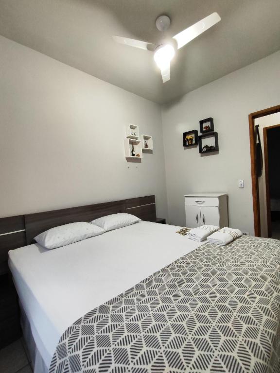 a bedroom with a large white bed and a ceiling at Casa Aeroporto Guarulhos até 8 pessoas com WIFI in Guarulhos