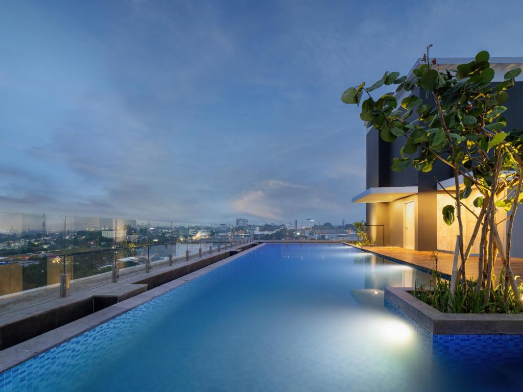 Bazén v ubytování Luminor Hotel Padjadjaran Bogor by WH nebo v jeho okolí