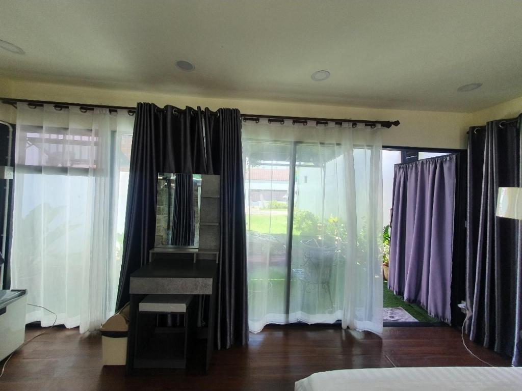 Kitti Rose Home - Standard King Room