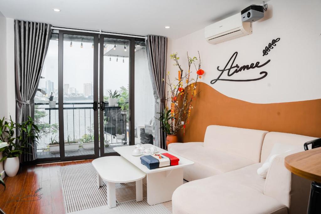 河內的住宿－AimeeHouse - Trích Sài，客厅配有白色的沙发和桌子