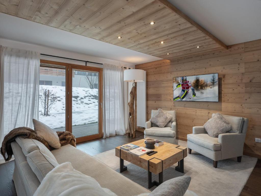 un salon avec un canapé, des chaises et une table dans l'établissement Appartement spacieux à Megève, 3 ch, près des pistes, parking privé - FR-1-569-139, à Megève