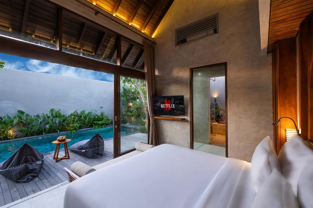 Cama ou camas em um quarto em Taman Dharmawangsa Suites
