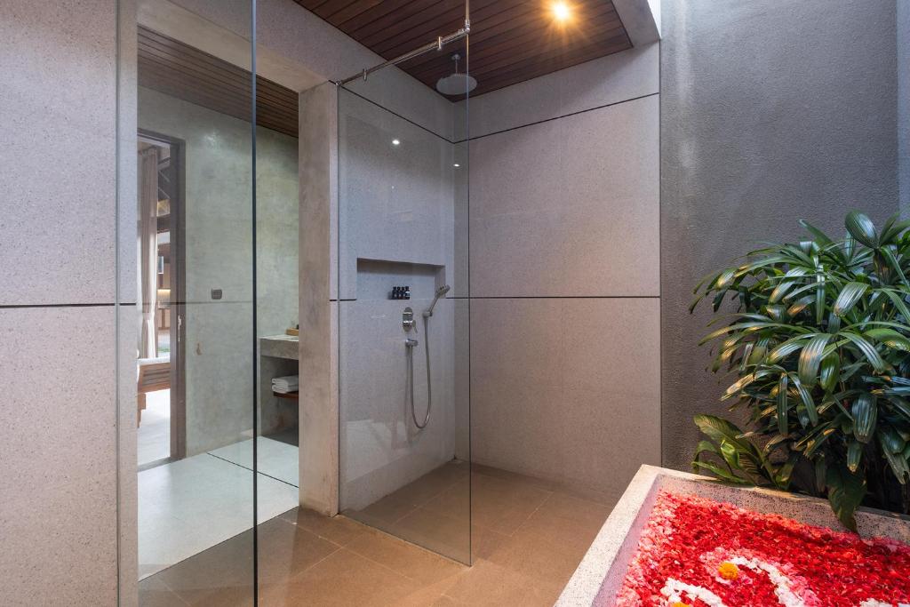 Um banheiro em Taman Dharmawangsa Suites