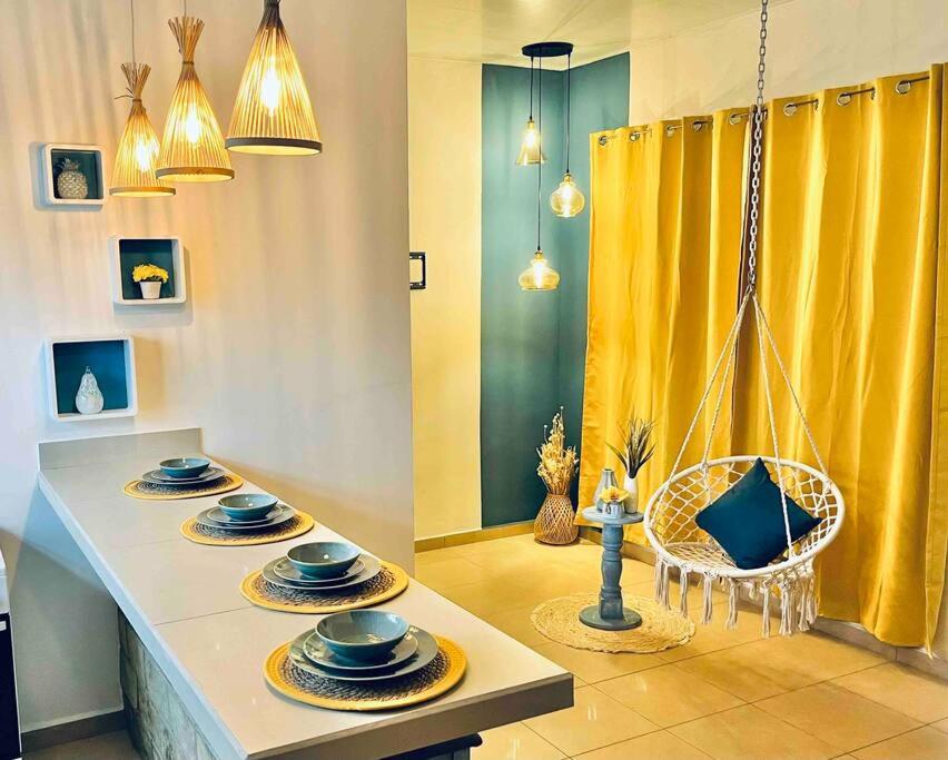 Cette chambre comprend une table avec des plaques de cuisson. dans l'établissement Hermoso Apartamento en Copan Ruinas, à Copan Ruinas