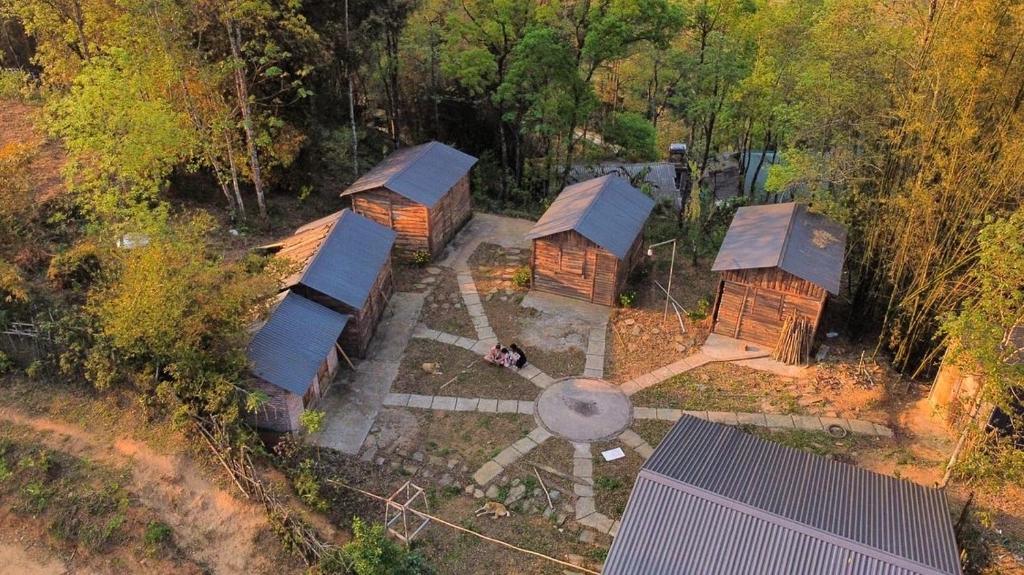 een uitzicht op een groep houten hutten bij Sapa Hillcrest homestay in Lao Cai