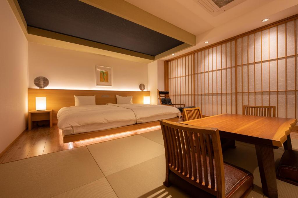 Aocated in the Shibu hot-spring district, guests can enjoy indoor and outdoor hot-spring baths at Suminoyu.