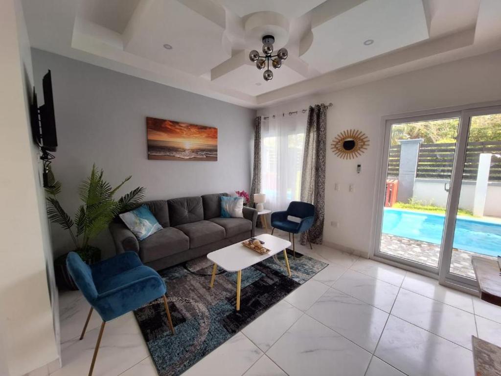 a living room with a couch and a table at Magic Beach para 6 personas frente al mar in Tela