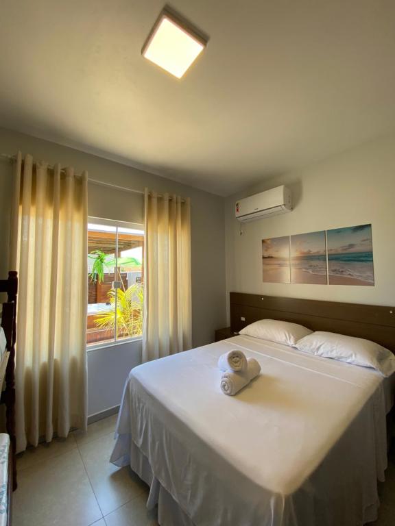 una camera da letto con un letto e un asciugamano sopra di Recanto da Natureza & SPA a Penha