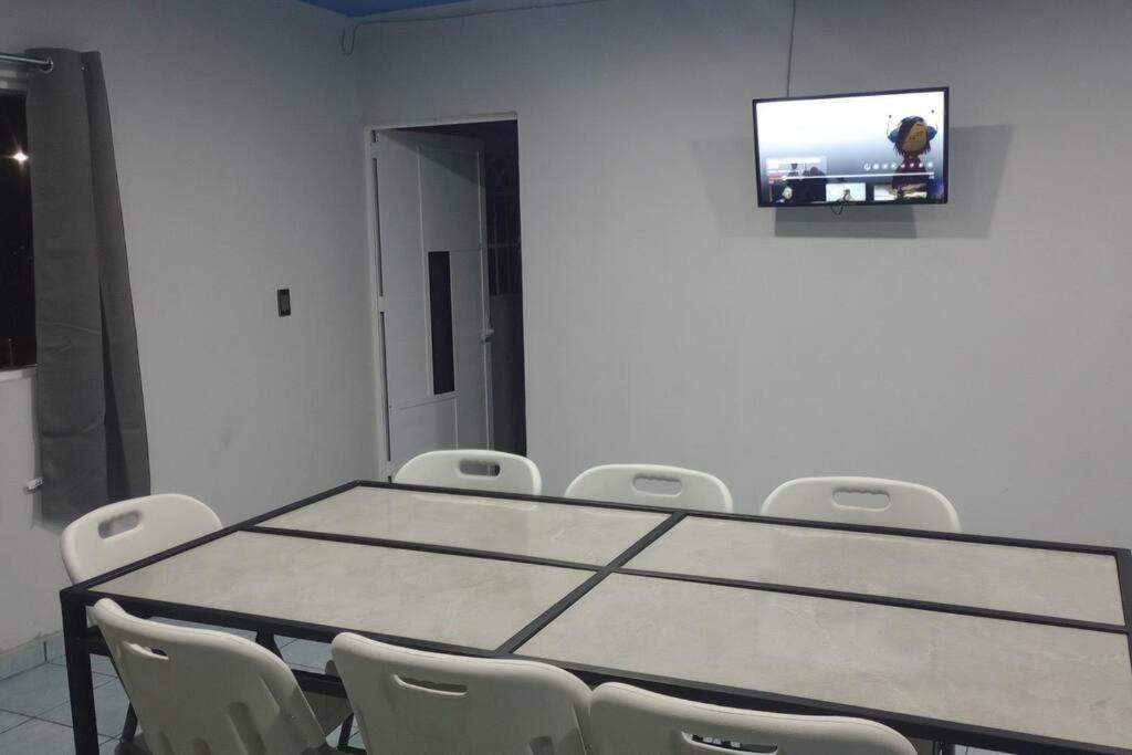 - une salle de conférence avec une table, des chaises et une télévision dans l'établissement Departamento familiar el volcán, à Jalpan de Serra