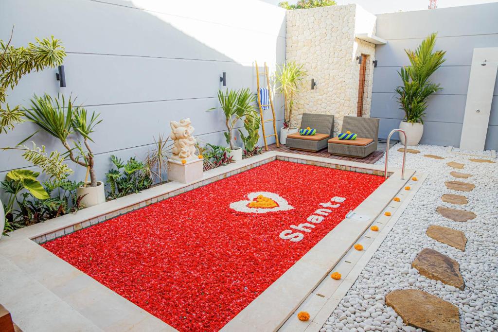 - un tapis rouge avec un match de baseball dans l'établissement Shanta Villa, à anur