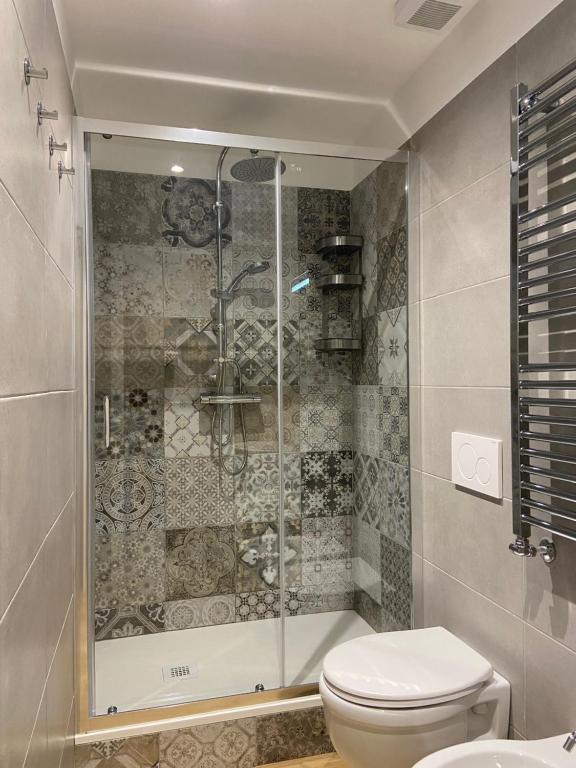 A bathroom at Dimora del Papa apartments