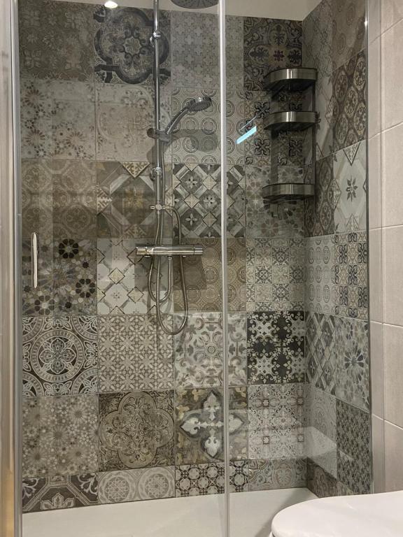 A bathroom at Dimora del Papa apartments