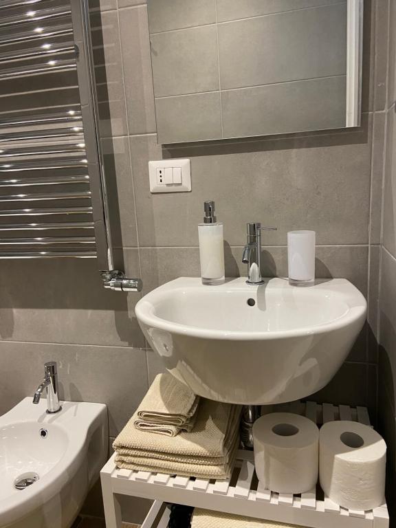 A bathroom at Dimora del Papa apartments