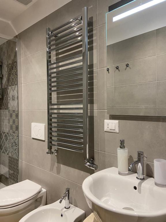 A bathroom at Dimora del Papa apartments