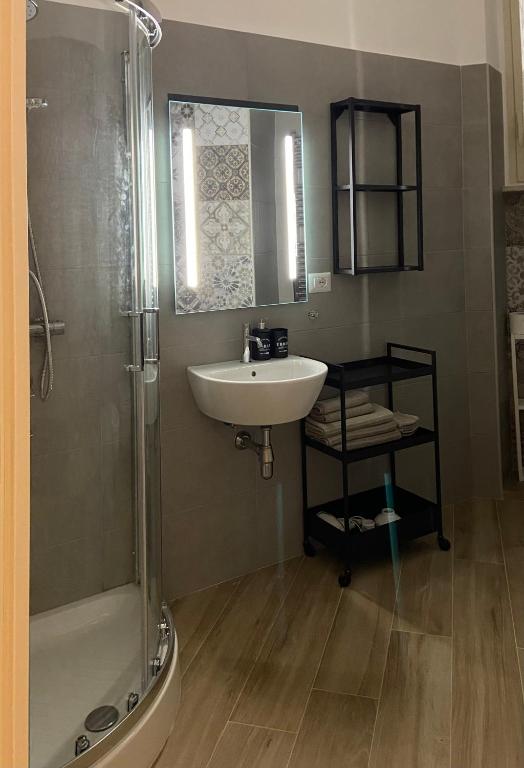 A bathroom at Dimora del Papa apartments