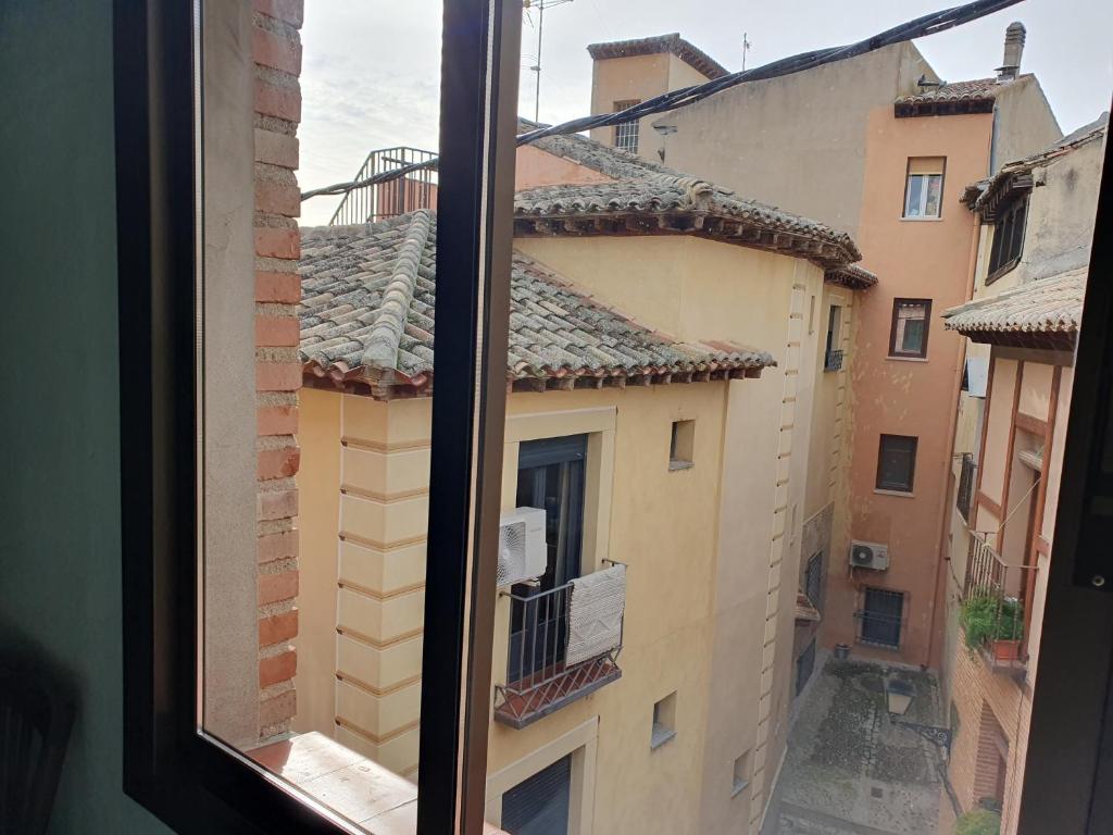 Aussicht aus einem Fenster eines Gebäudes in der Unterkunft Cozy Apartment toledo - Perfect for Families and Friends in Toledo