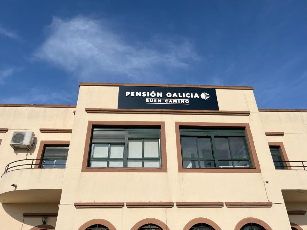 un edificio con un cartel encima en Pensión Galicia en Badajoz